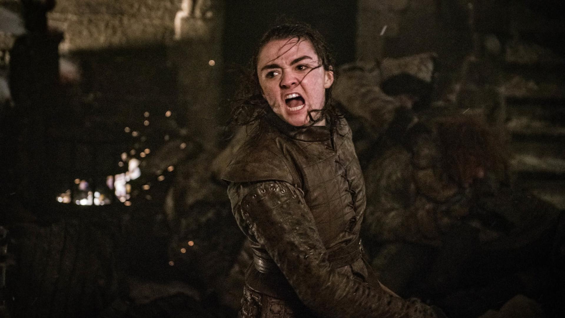 آریا استارک (Arya Stark) با چهره‌ای خشمگین در صحنه‌ای از سریال بازی تاج و تخت