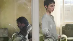 فرهاد اصلانی و لاله مرزبان در فضای داخلی خانه در فیلم مراقب