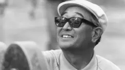آکیرا کوروساوا (Akira Kurosawa) با عینک آفتابی و کلاه لبه‌دار