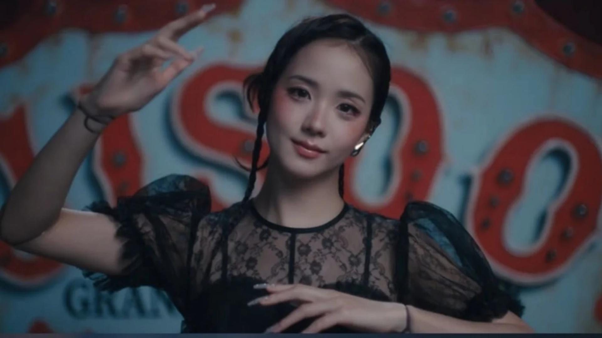 جیسو (Jisoo) عضو گروه بلک‌پینک در صحنه موزیک ویدئوی جدید