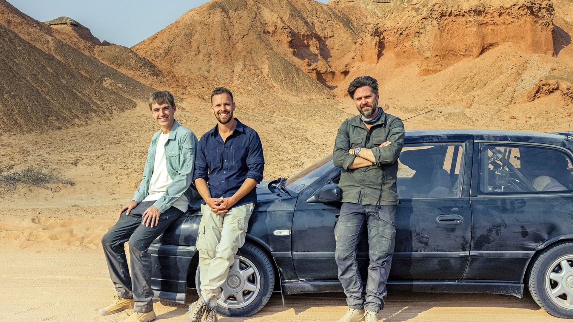 مجریان جدید تور بزرگ (The Grand Tour) شامل فرانسیس بورژوا (Francis Bourgeois)، جیمز انگلسمن (James Engelsman) و توماس هالند (Thomas Holland) کنار خودرو