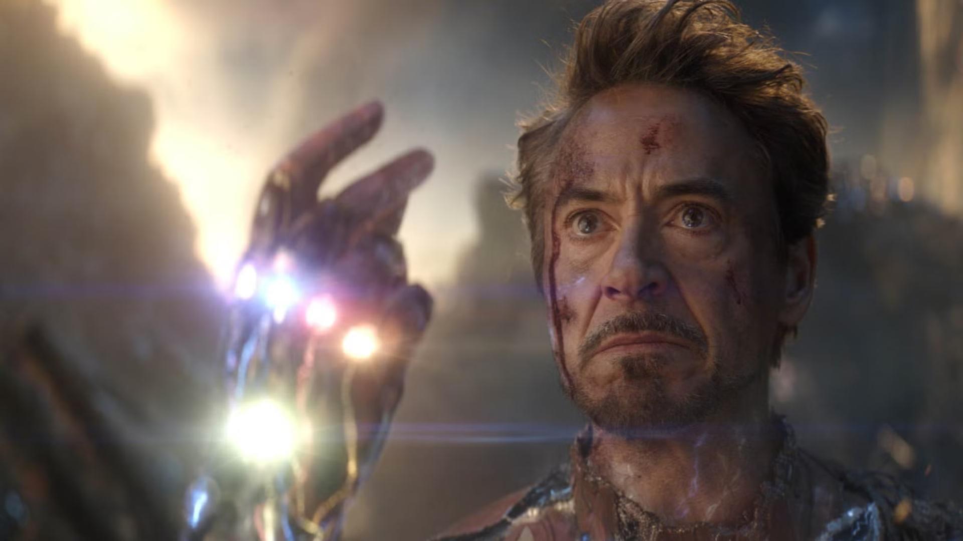 تونی استارک (Tony Stark) با دستکش ابدی در حال فشردن انگشتان