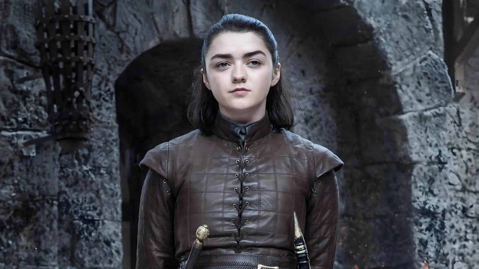 آریا استارک (Arya Stark) با لباس چرمی در فضای قلعه