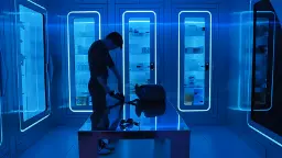 اندرو گارفیلد (Andrew Garfield) در محیط آزمایشگاهی با نورپردازی آبی در فیلم Artificial