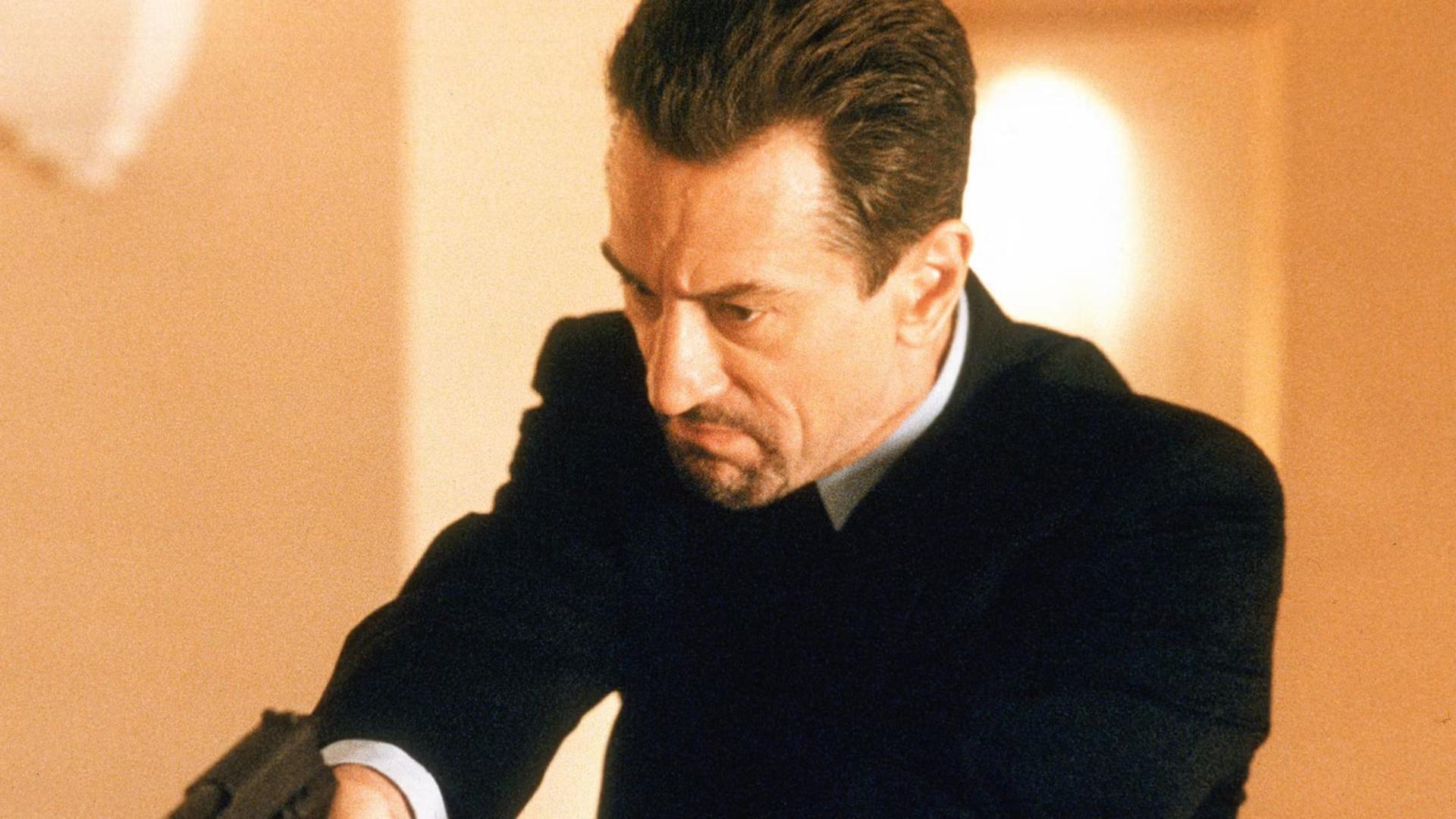 رابرت دنیرو (Robert De Niro) در نقش نیل مک‌کالی در فیلم هیت با اسلحه