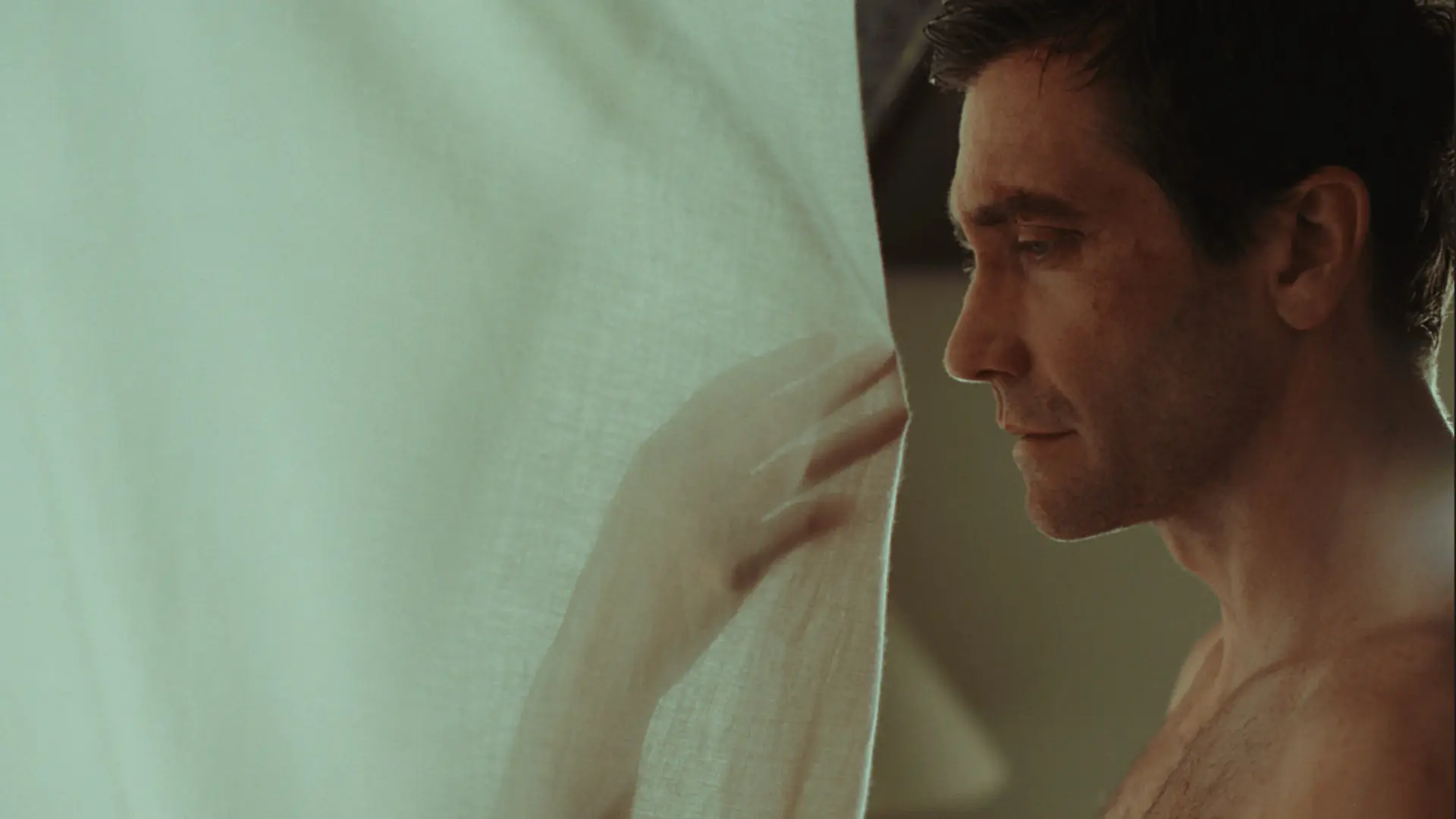 جیک جیلنهال (Jake Gyllenhaal) در حالی که به پارچه‌ای سفید نگاه می‌کند