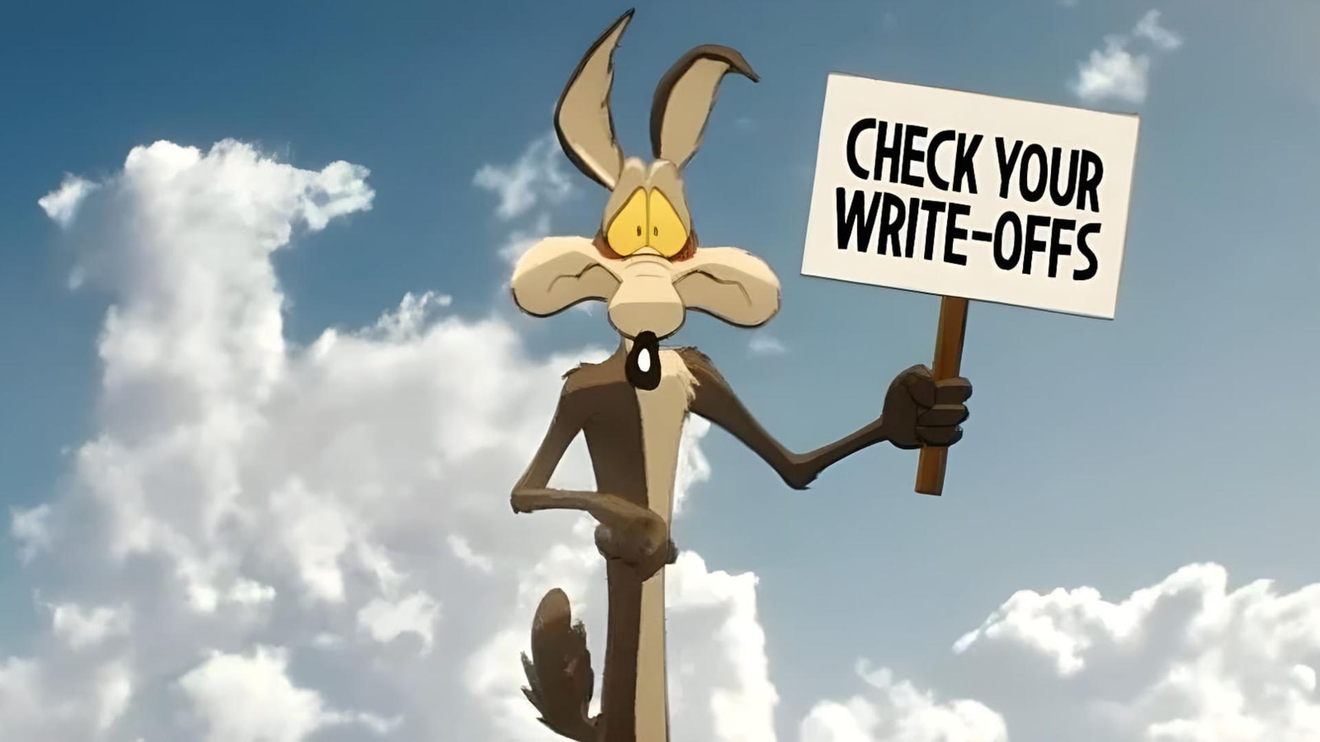 شخصیت کایوتی (Wile E. Coyote) در حال نگه داشتن تابلوی نوشته شده