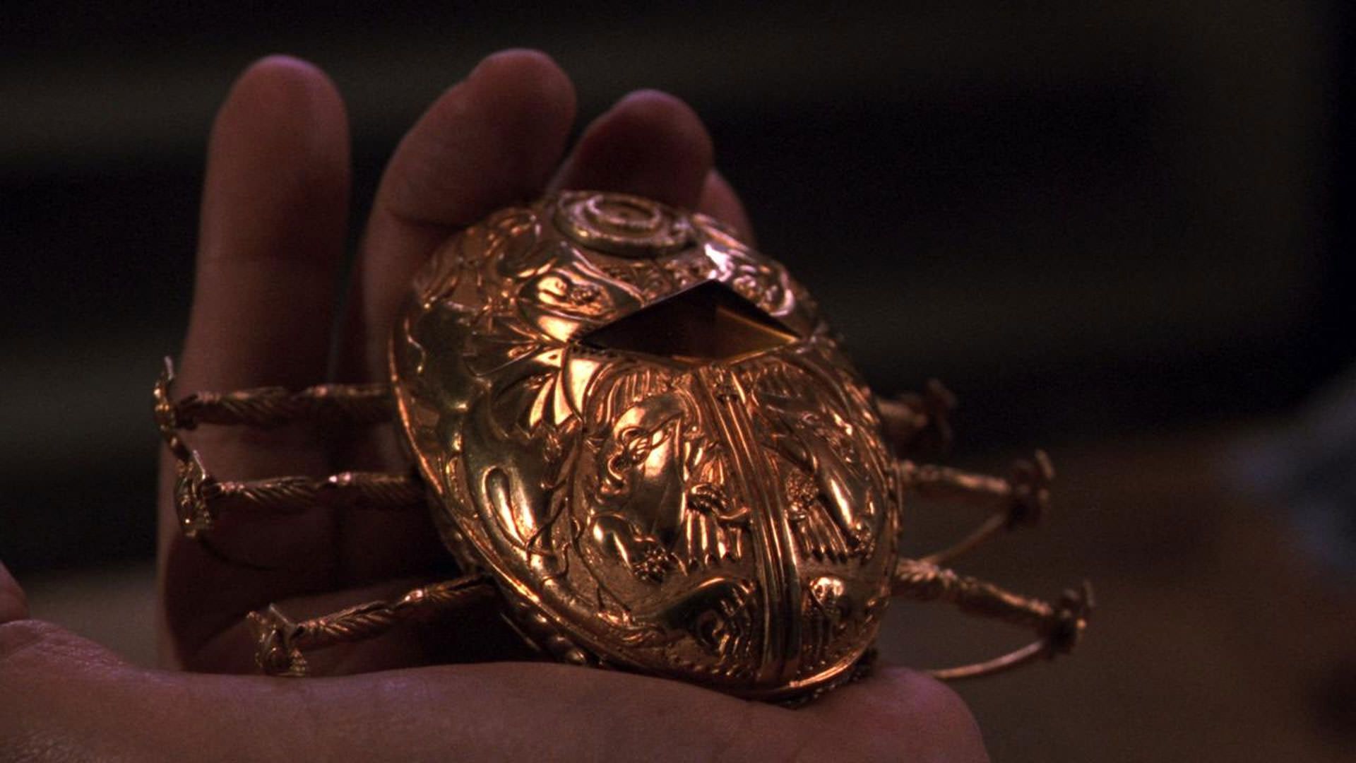 موجودی فلزی به شکل سوسک روی دست یک مرد در نمایی از فیلم کرونوس به کارگردانی گیرمو دل‌تورو