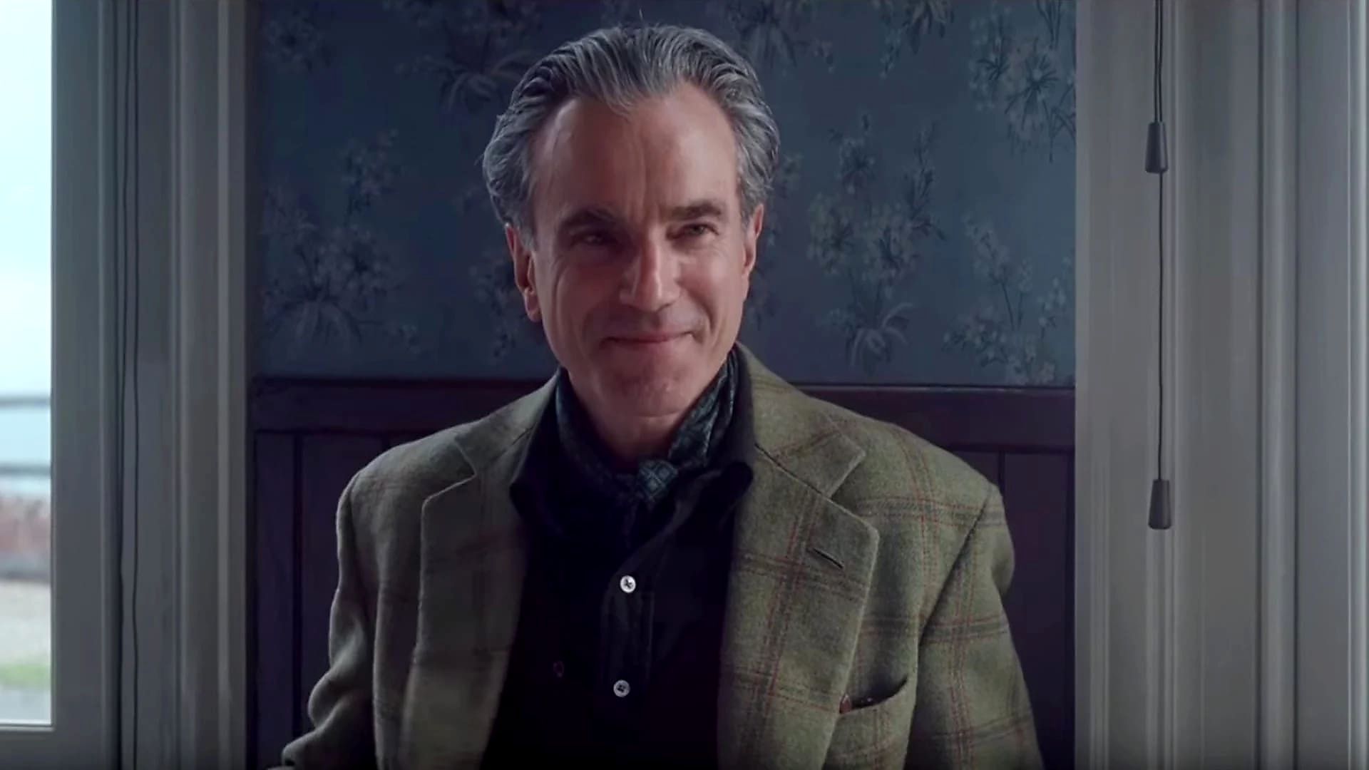 لبخند دنیل دی لوئیس در فیلم رشته خیال