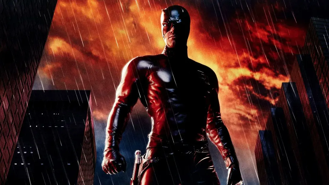 دردویل (Daredevil) با لباس قرمز در میان باران و ساختمان‌های شهری