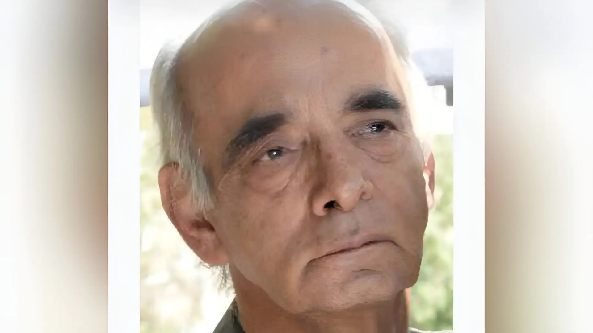 چهره مرد سالخورده داریوش عیاری (Dariush Ayari) با نگاهی متفکرانه