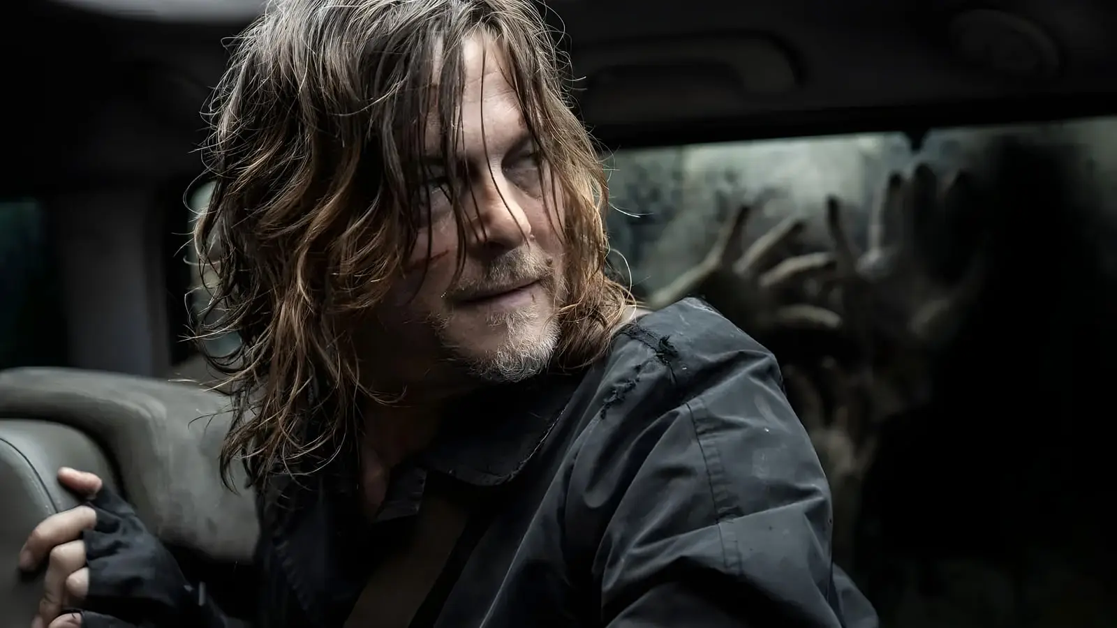 داریل دیکسون (Daryl Dixon) در داخل خودرو در سریال واکینگ دد