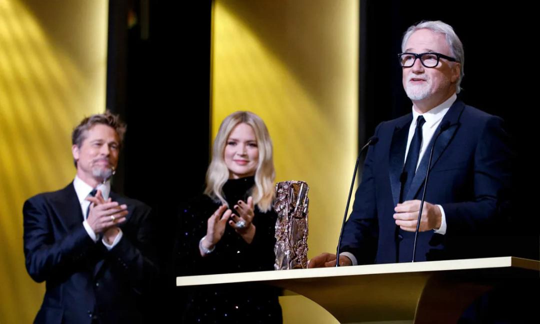 دیوید فینچر (David Fincher) پشت تریبون در کنار برد پیت