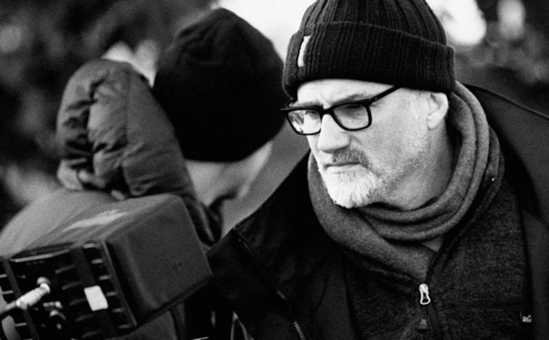 دیوید فینچر (David Fincher) با کلاه بافتنی در حال کار در موقعیت فیلم‌برداری