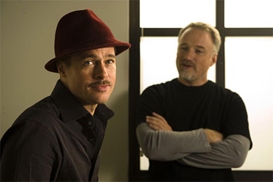 دیوید فینچر (David Fincher) با کلاه لبه‌دار در کنار برد پیت
