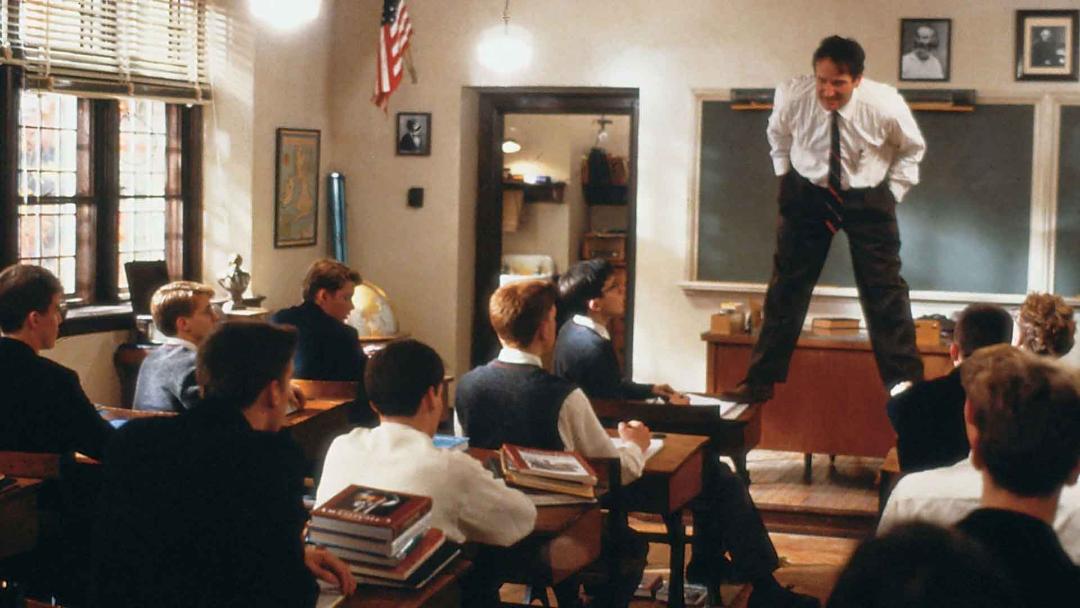 رابین ویلیامز در کلاس درس در فیلم Dead Poets Society
