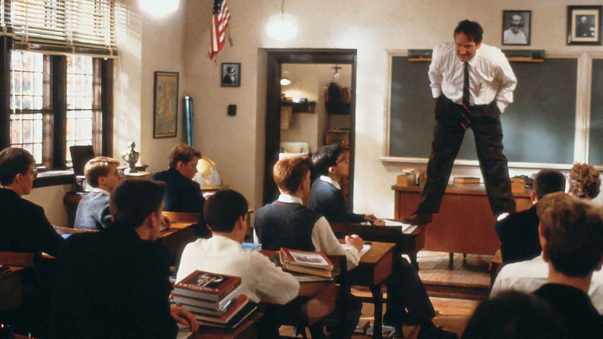 رابین ویلیامز در کلاس درس در فیلم Dead Poets Society