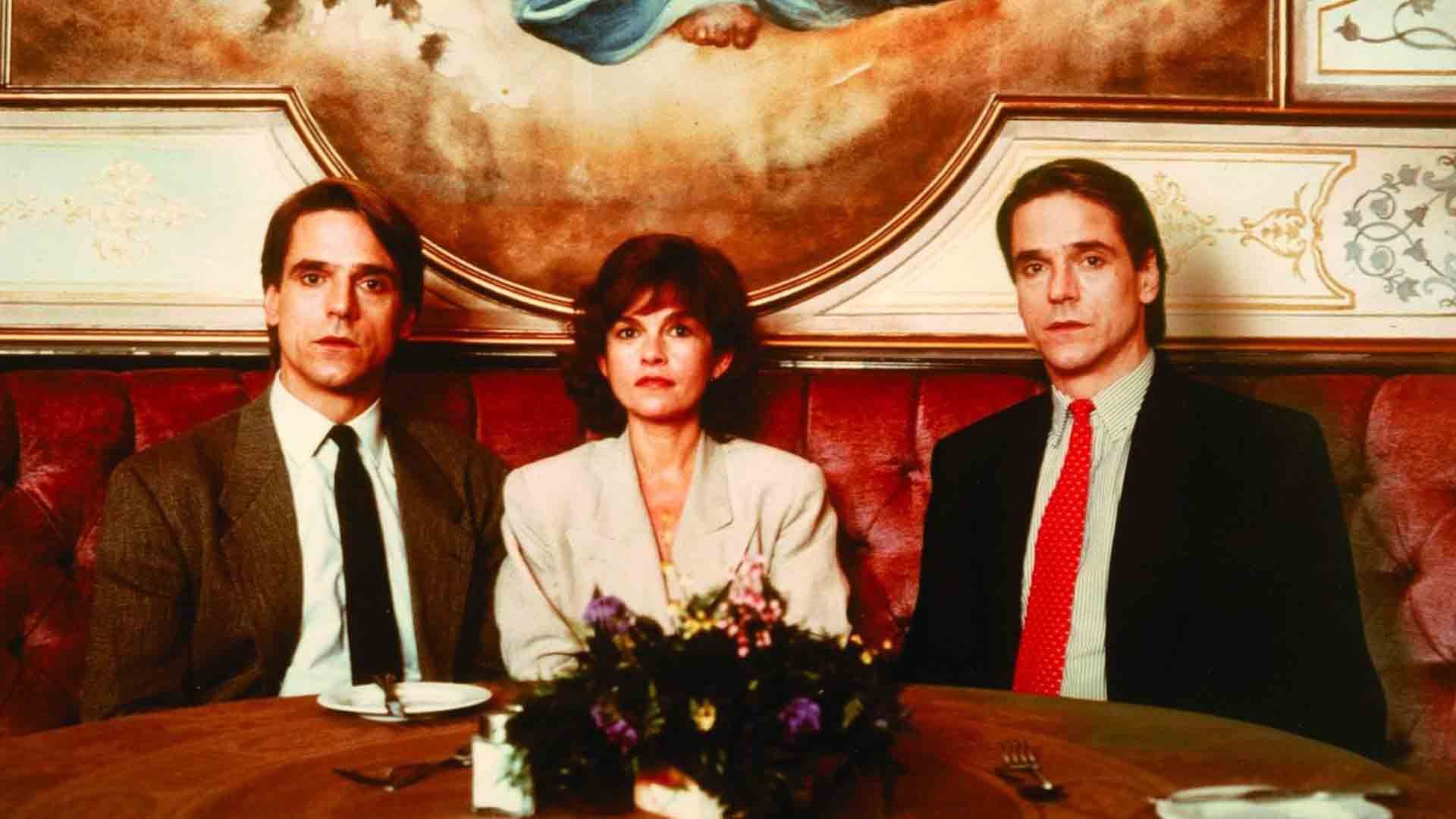 جرمی جان آیرونز در دو نقش در رستوران در فیلم Dead Ringers