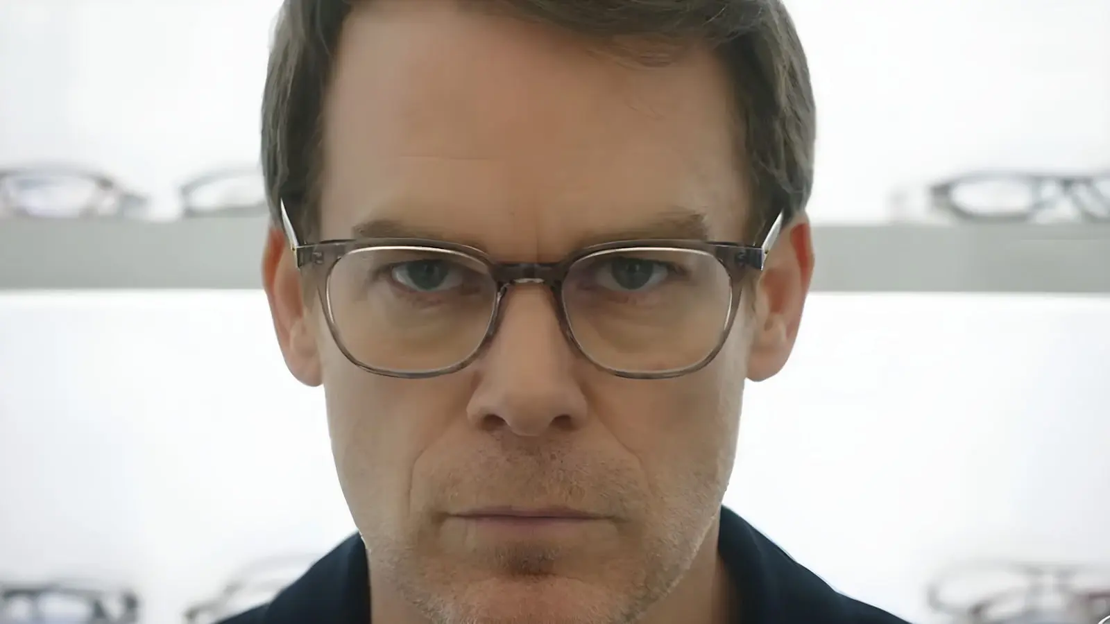 دکستر (Dexter) با عینک طبی در تریلر فصل دوم سریال Dexter: Resurrection