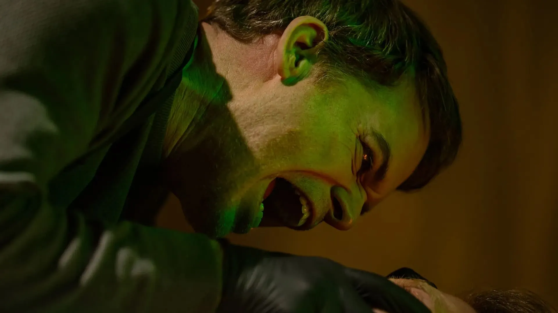 دکستر در حال فریاد زدن در سریال Dexter: Resurrection 