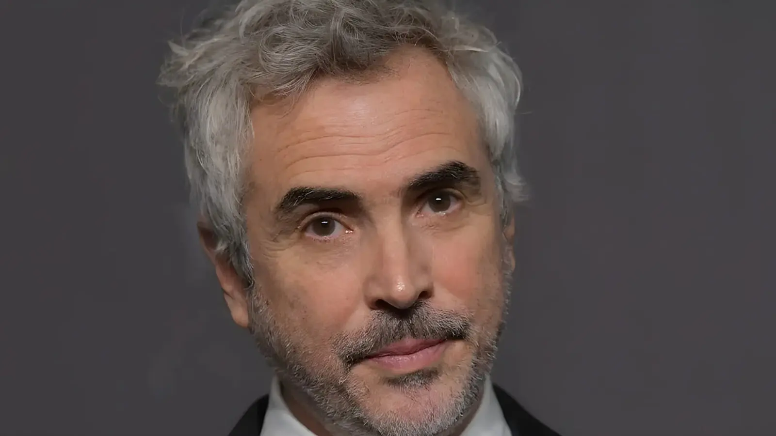 چهره کارگردان آلفونسو کوارون (Alfonso Cuarón) با موهای خاکستری در نمای نزدیک