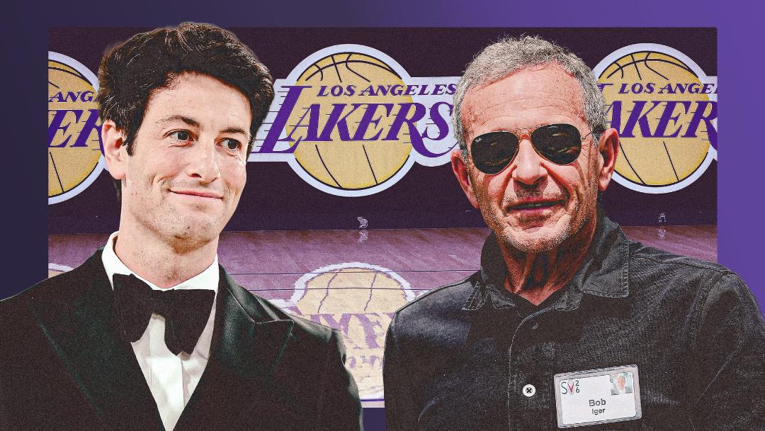 باب ایگر (Bob Iger) در کنار پس‌زمینه‌ای با لوگوی تیم لس آنجلس لیکرز (Los Angeles Lakers)
