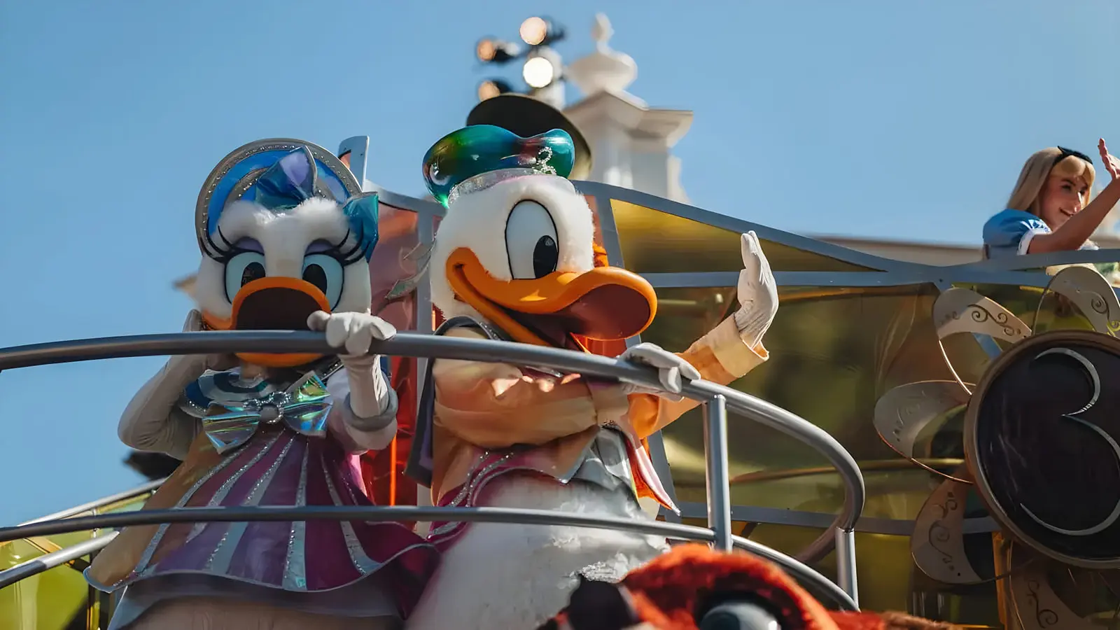 شخصیت‌های دیزی داک (Daisy Duck) و دونالد داک (Donald Duck) در پاراد دیزنی‌لند