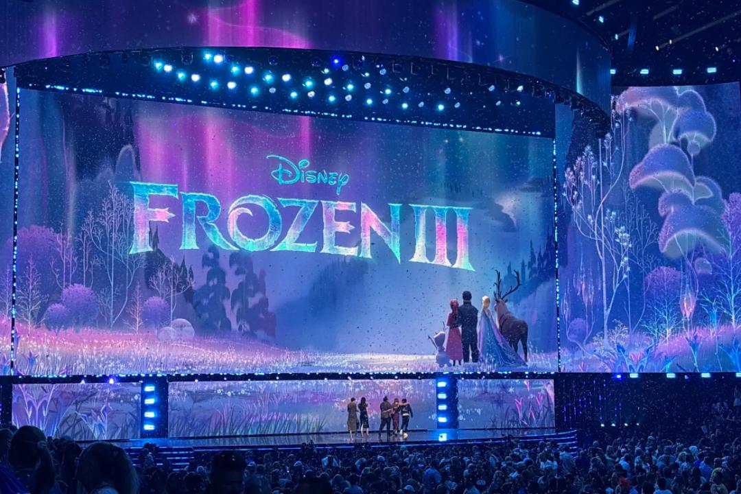 صحنه نمایش Frozen III (Frozen III) با پس‌زمینه شفق قطبی و شخصیت‌های انیمیشن