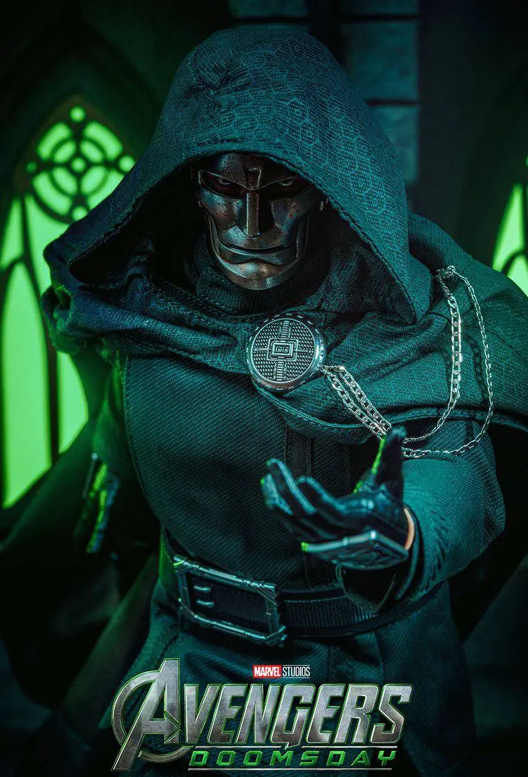 دکتر دووم (Doctor Doom) با ماسک فلزی و ردای سیاه در فیلم Avengers Doomsday