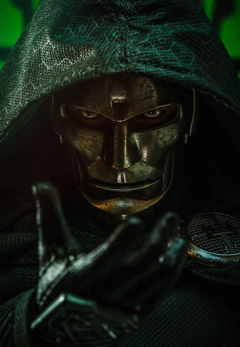 ماسک فلزی و شنل سبز رنگ شخصیت دکتر دووم (Doctor Doom)