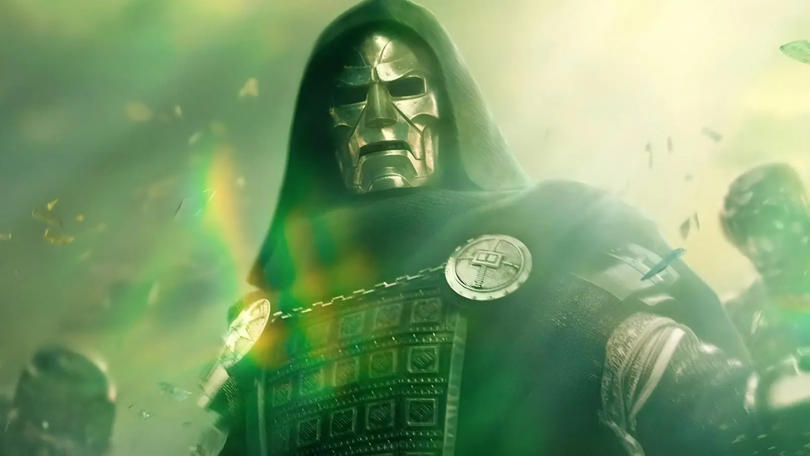 دکتر دووم (Doctor Doom) با ماسک فلزی و ردای سبز در فضای مه‌آلود Avengers Doomsday