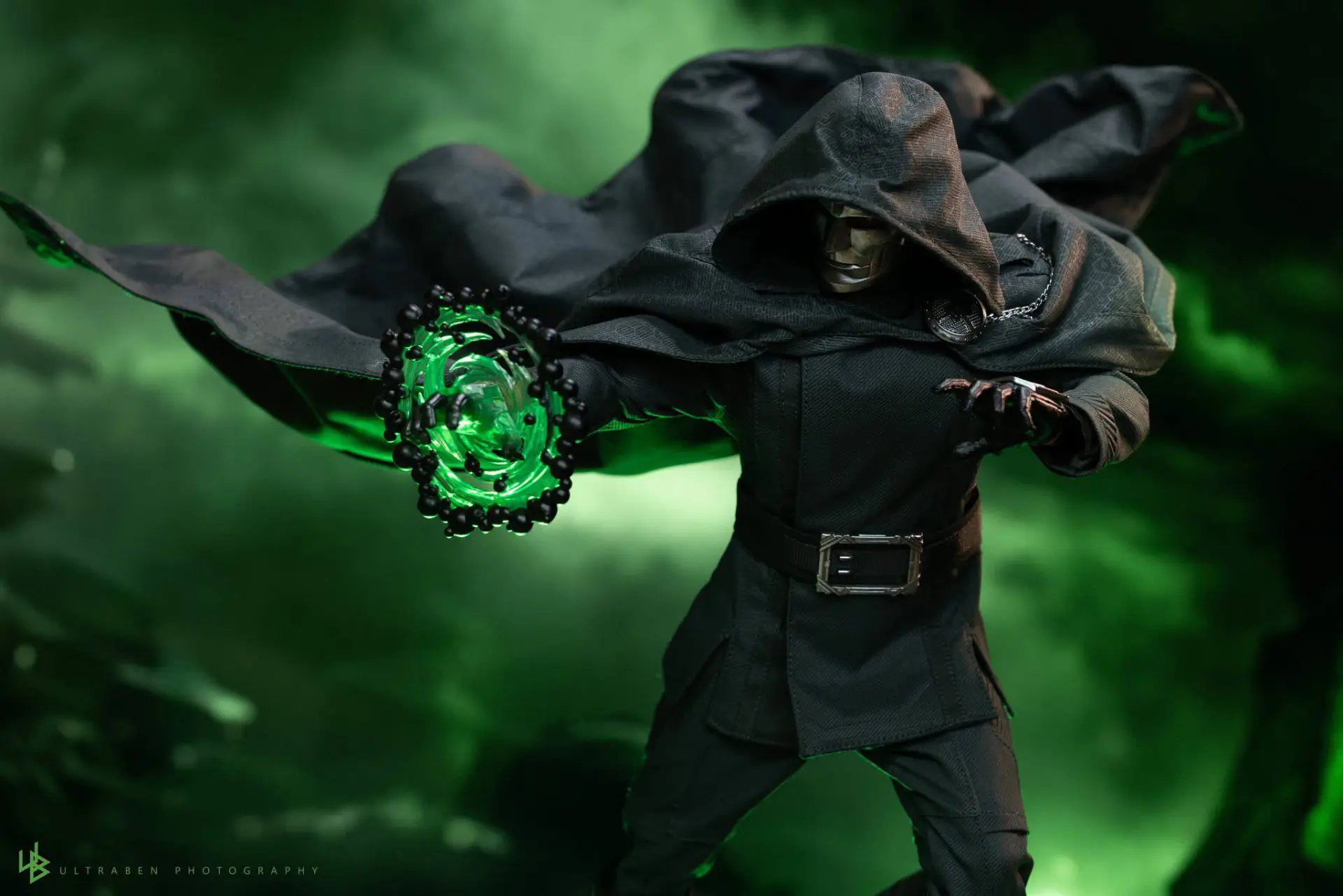 دکتر دووم (Doctor Doom) با پوشش سیاه و انرژی سبز در حال نبرد