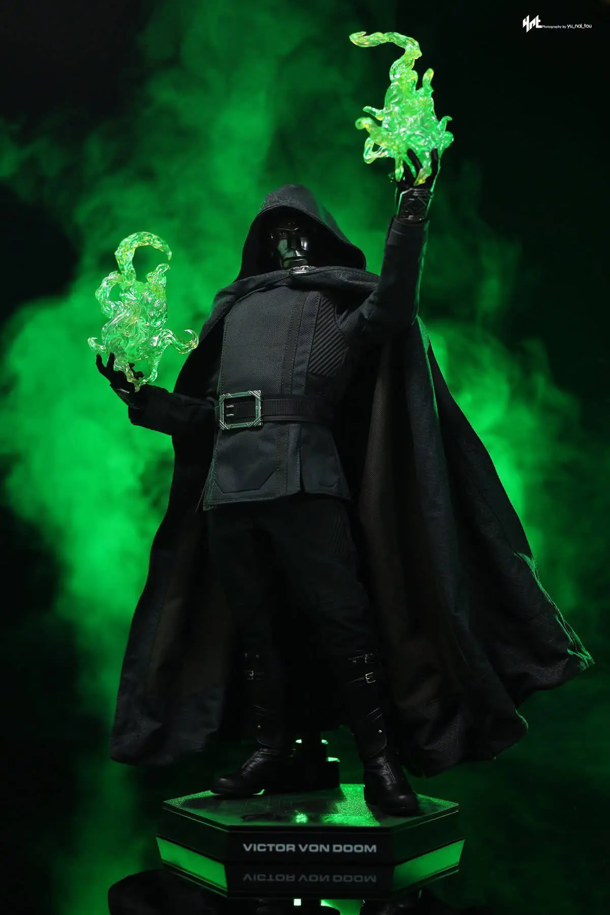 دکتر دووم (Doctor Doom) با شنل سیاه و انرژی‌های سبز در دست