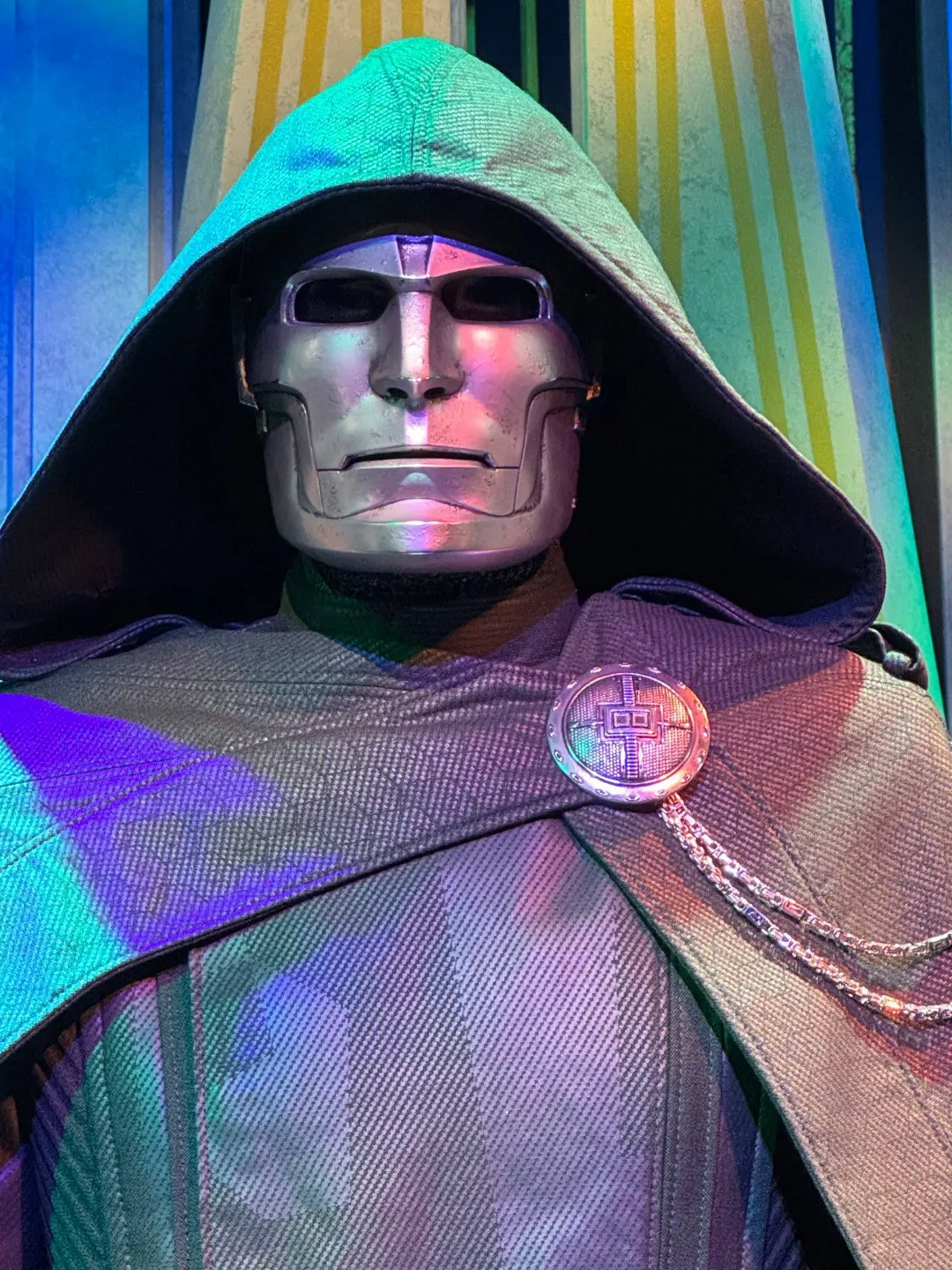 ماسک و زره نقره‌ای شخصیت دکتر دووم (Doctor Doom) با شنل سبز