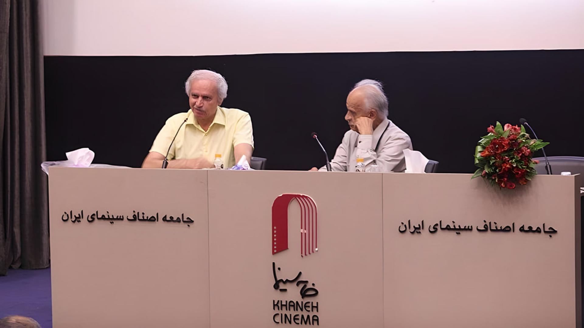 دو مرد در نشست بازبینی مستند کهنه رفیق در خانه سینما