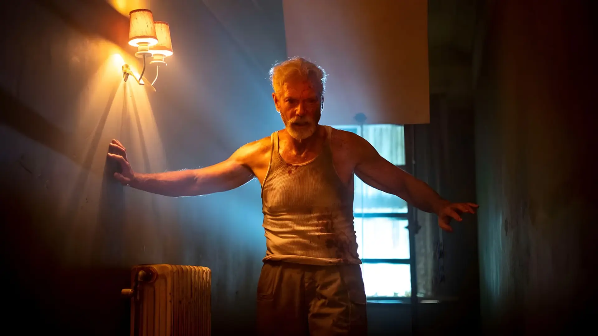 مرد مسن با لباس سفید در فضای تاریک فیلم نفس نکش ۳ (Don't Breathe 3)
