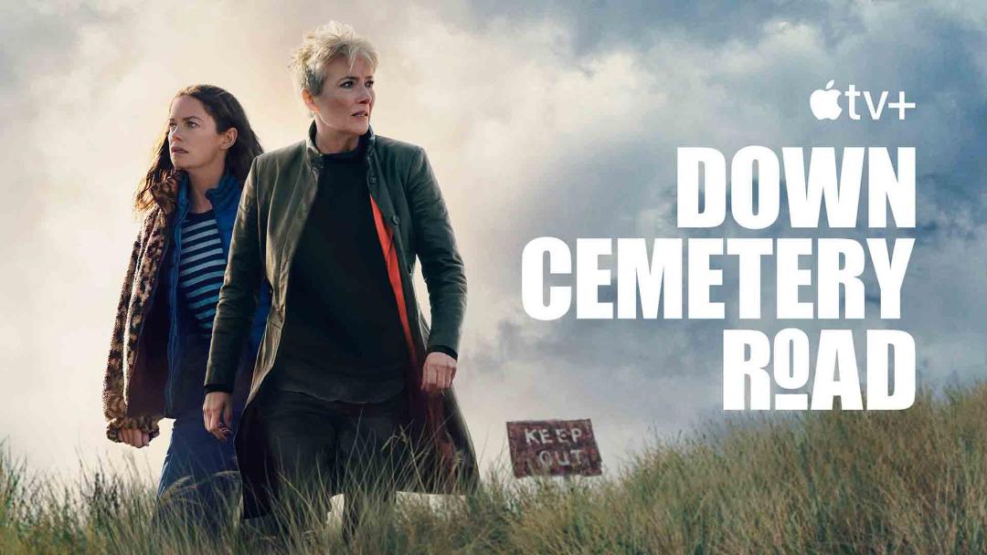 روث ویلسون و اما تامپسون در سریال Down Cemetery Road