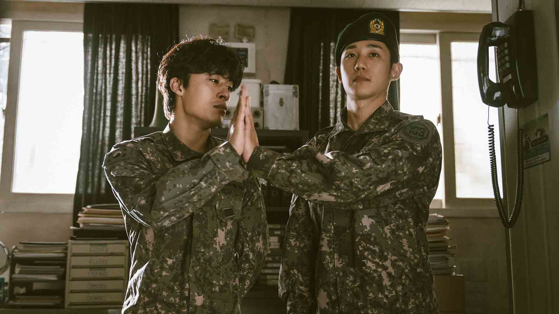 دو شخصیت اصلی سریال D.P. با لباس نظامی