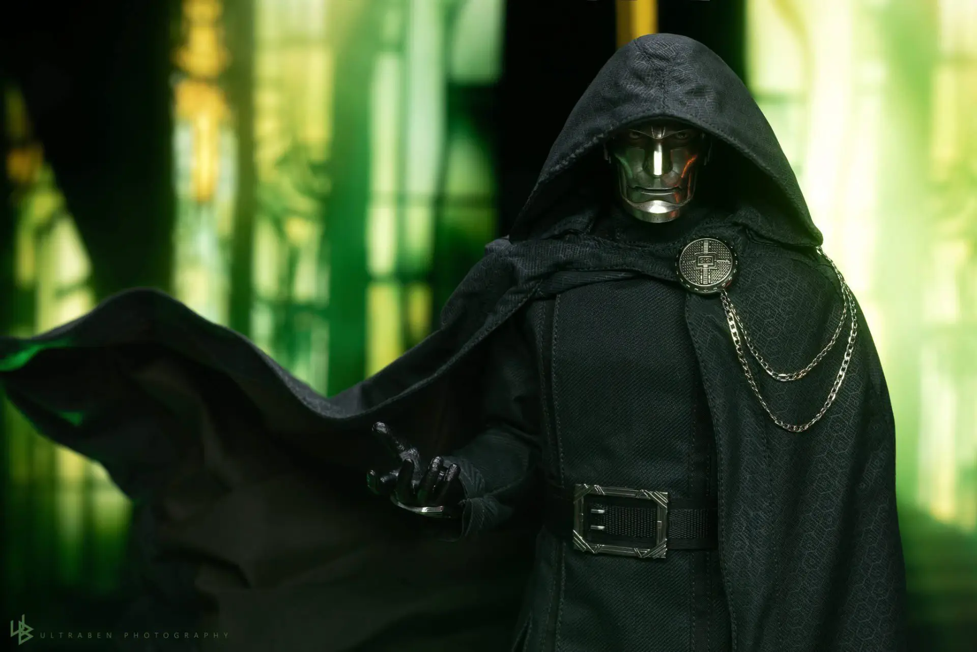دکتر دووم (Dr. Doom) با ماسک نقره‌ای و شنل سیاه در محیطی سبز رنگ