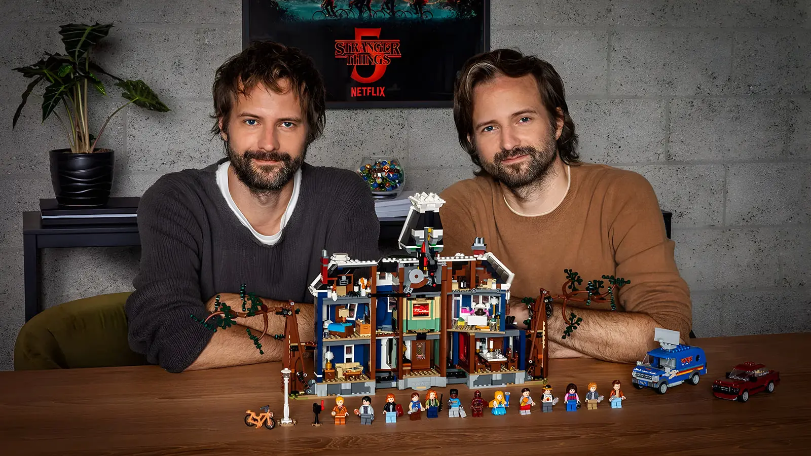 برادران دافر (Duffer Brothers) در کنار مجموعه لگو (LEGO) سریال چیزهای عجیب