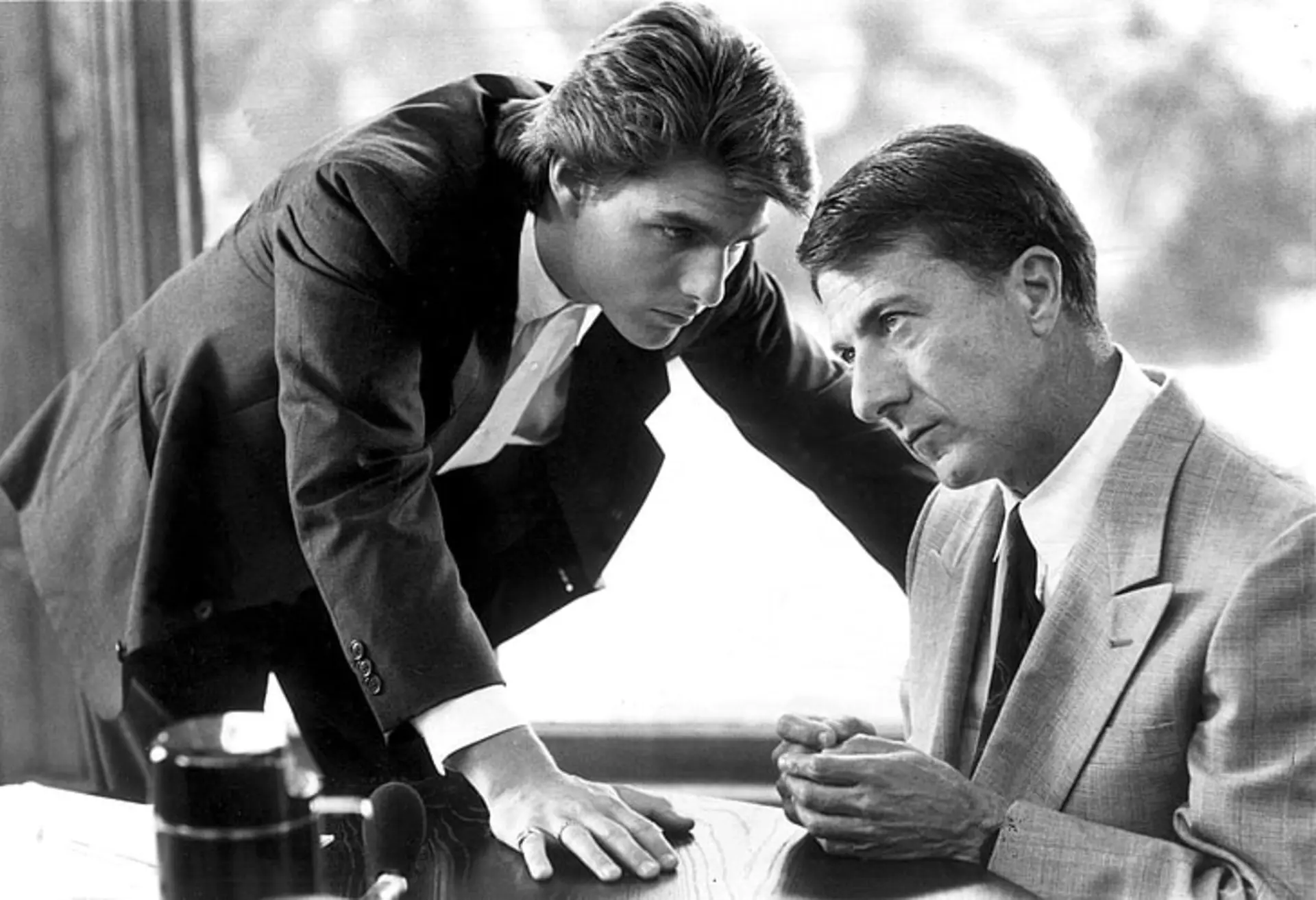 داستین هافمن (Dustin Hoffman) در حال گفت‌و‌گو با تام کروز در صحنه فیلم