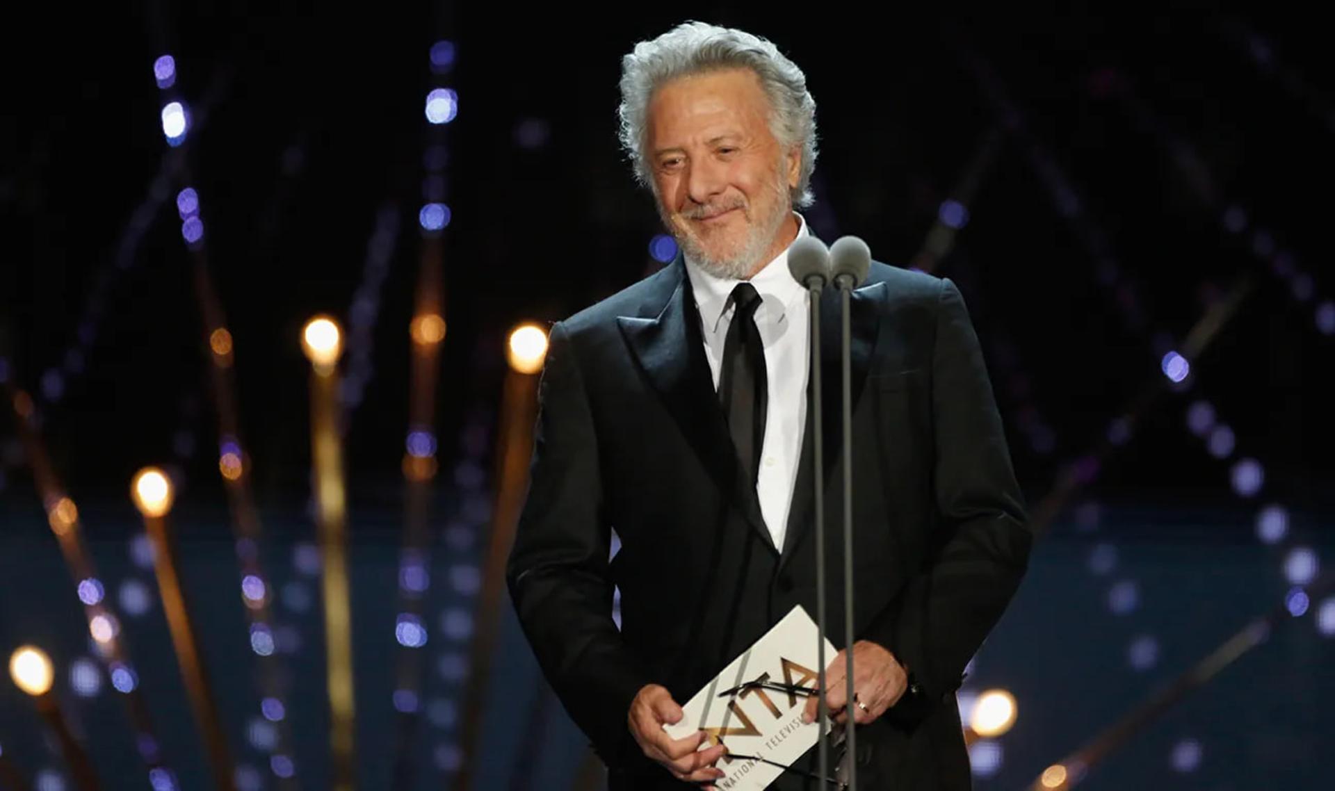 داستین هافمن (Dustin Hoffman) با جایزه اُمِی در مراسم اُمِی