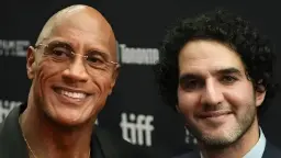 دواین جانسون (Dwayne Johnson) در کنار بنی سفدی در رویداد فیلم تورنتو