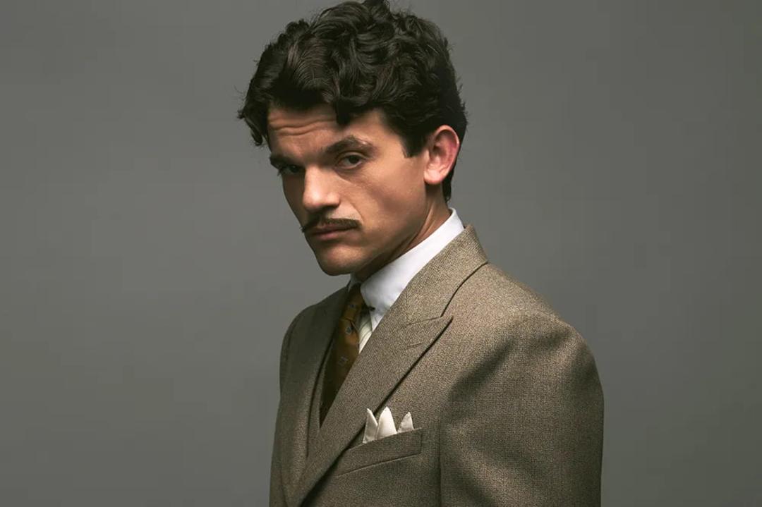 ادوارد بلومل (Edward Bluemel) در نقش کارآگاه هرکول پوارو (Hercule Poirot)