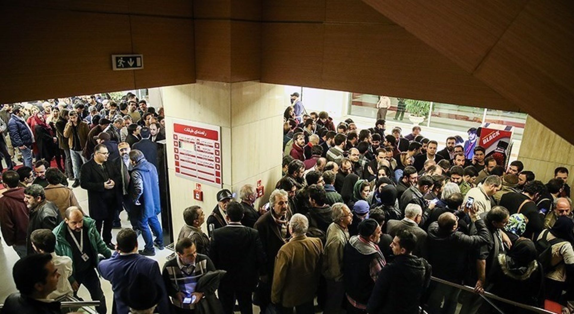 جمعیت برای تماشای قاتل و وحشی 