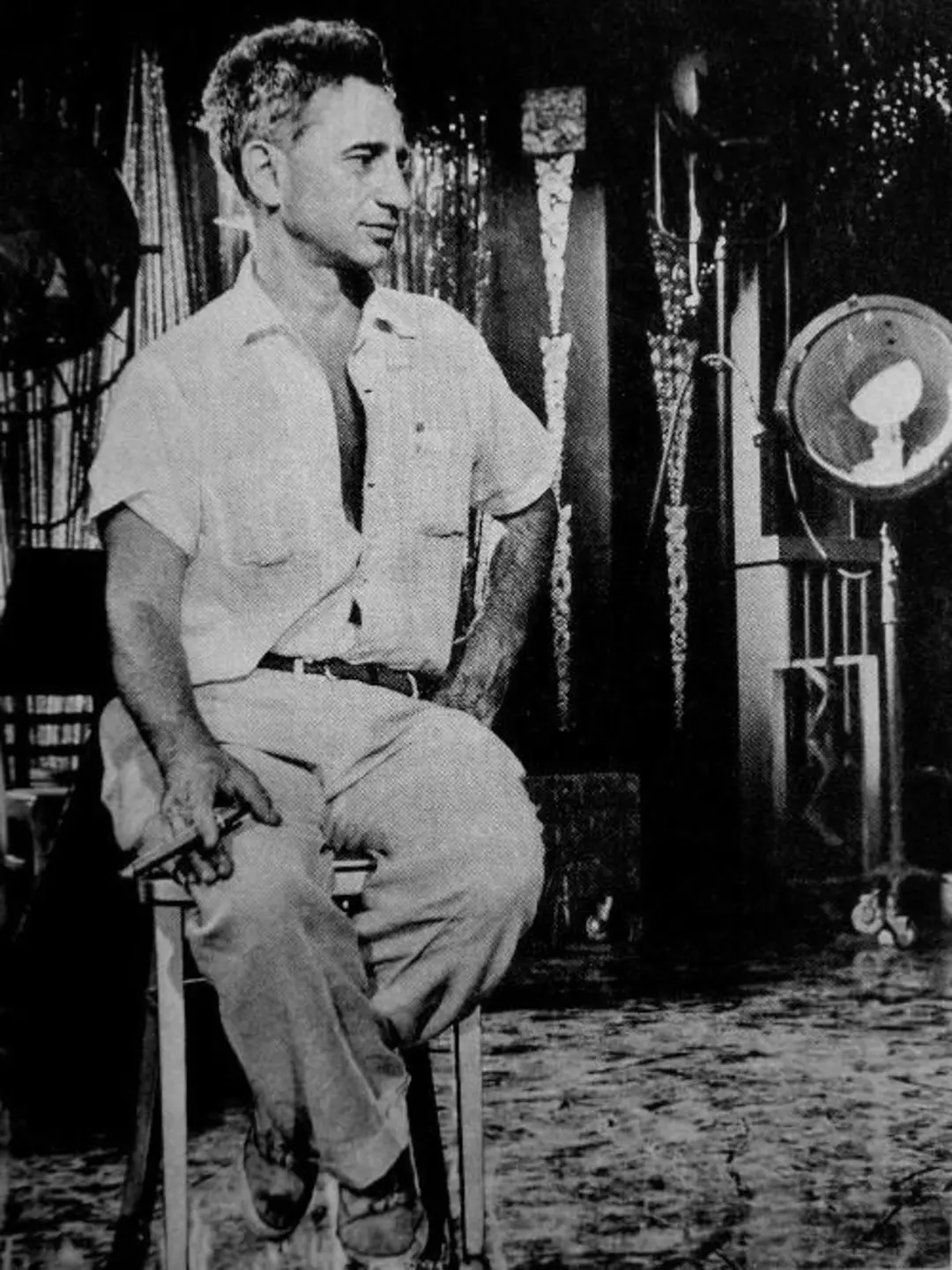 الیا کازان (Elia Kazan) در محیطی شبیه به استودیوی فیلم‌برداری نشسته است