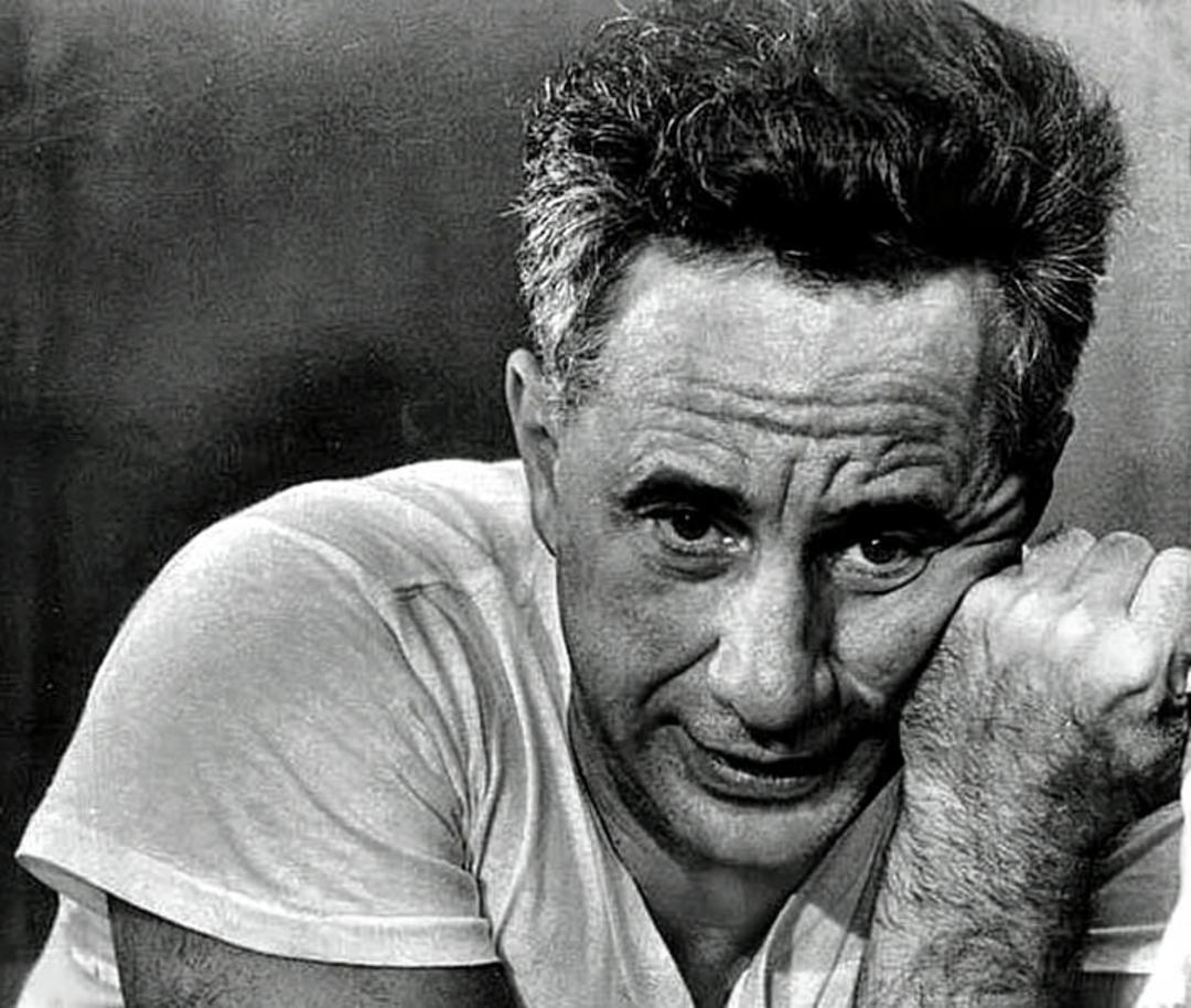 الیا کازان (Elia Kazan) در یک نمای نزدیک از چهره