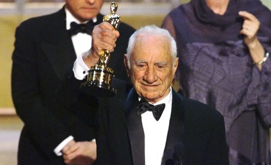 الیا کازان (Elia Kazan) جایزه اسکار را در مراسم اکران یا جشن برنده شدن بالا نگه داشته است