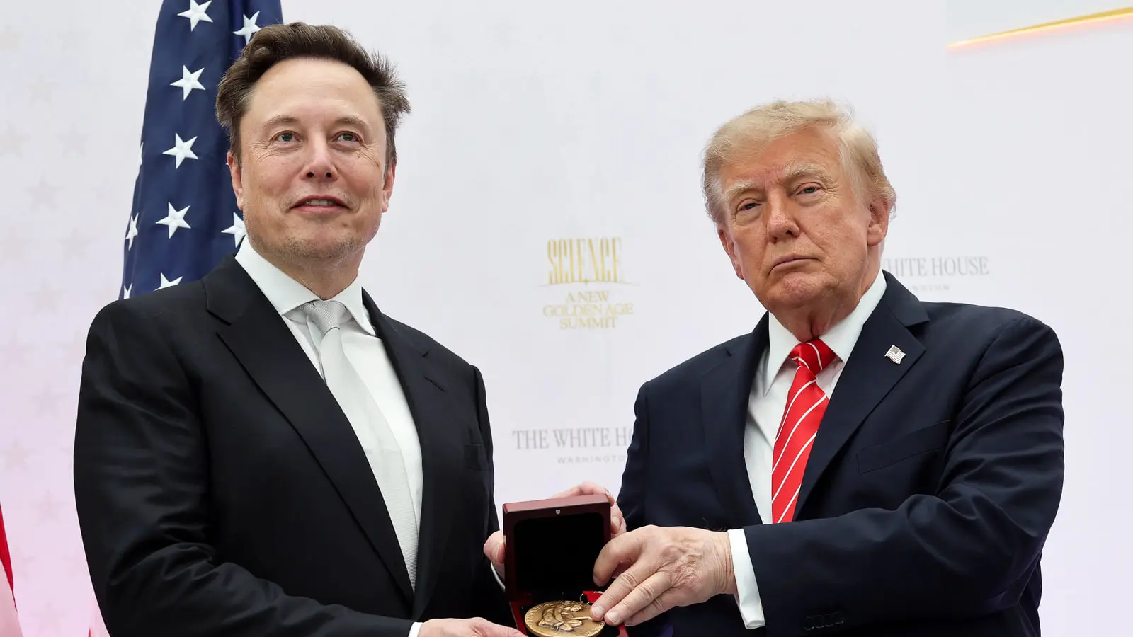 دونالد ترامپ (Donald Trump) مدال ملی علم را به ایلان ماسک (Elon Musk) تقدیم می‌کند