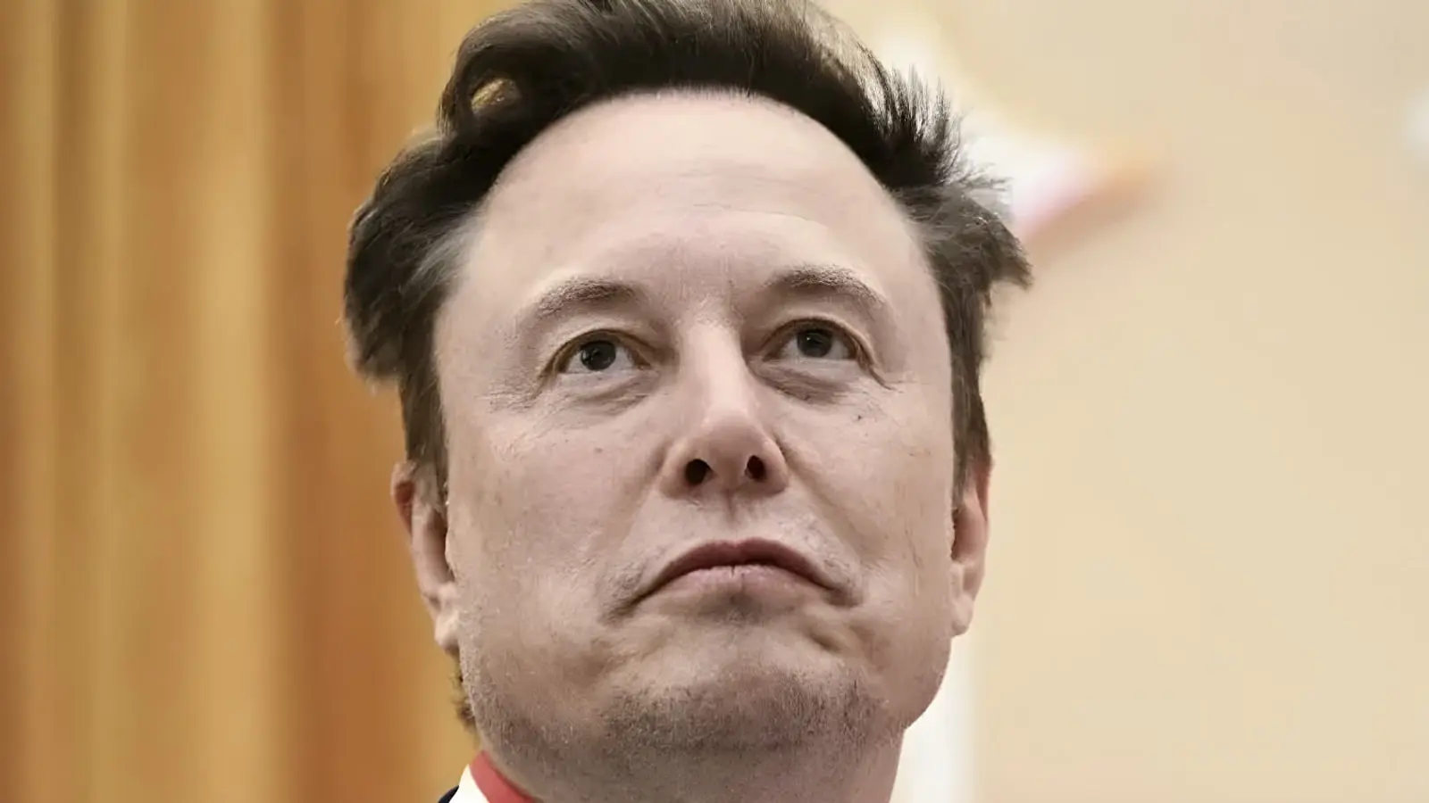 چهره ایلان ماسک (Elon Musk) با نگاهی رو به بالا